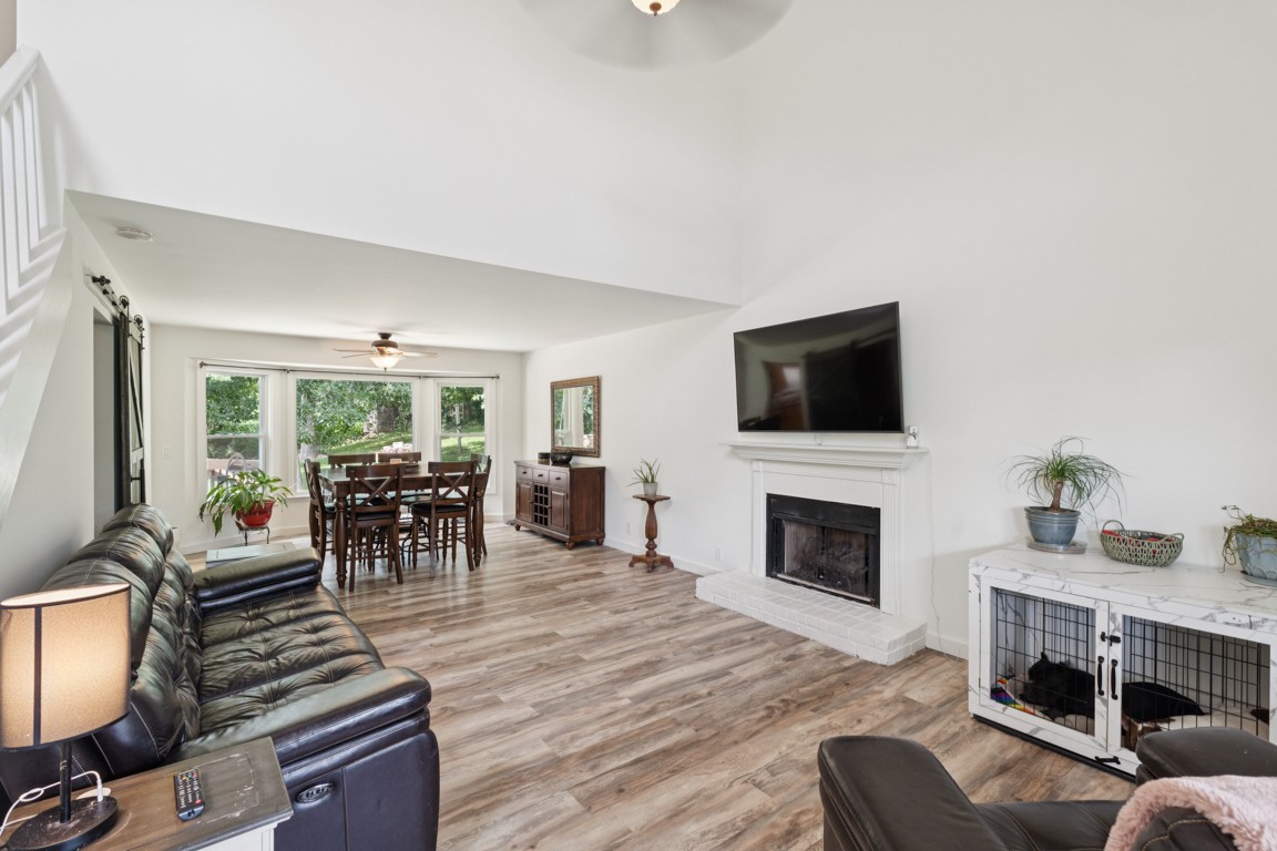 702 Lone Oak Dr