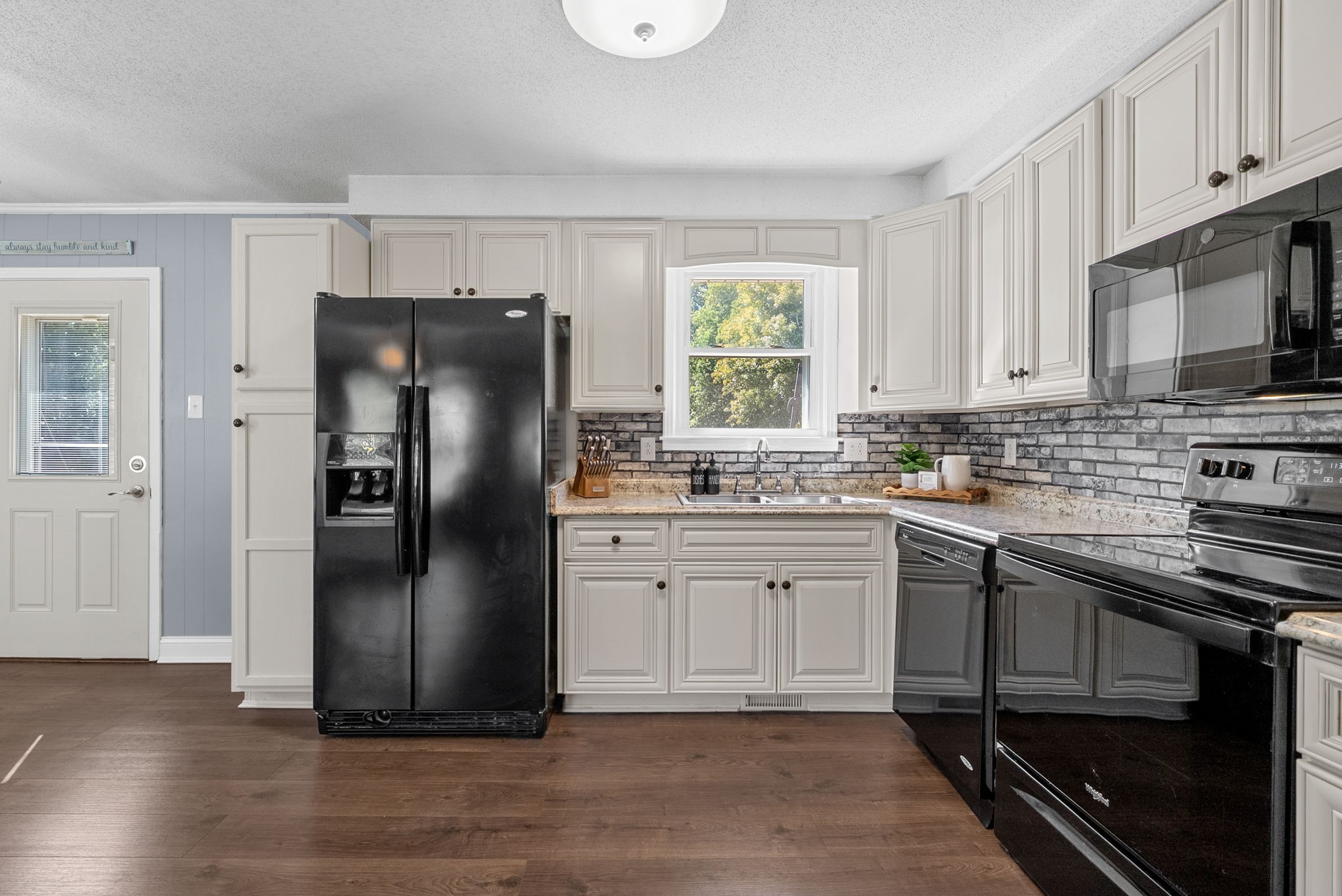 Clarksville, Tennessee 37040, United States, 3 Bedrooms Bedrooms, ,2 BathroomsBathrooms,Residential,Active,221670