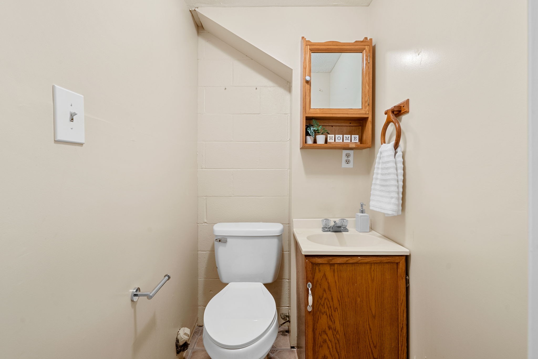 Clarksville, Tennessee 37040, United States, 3 Bedrooms Bedrooms, ,2 BathroomsBathrooms,Residential,Active,221670