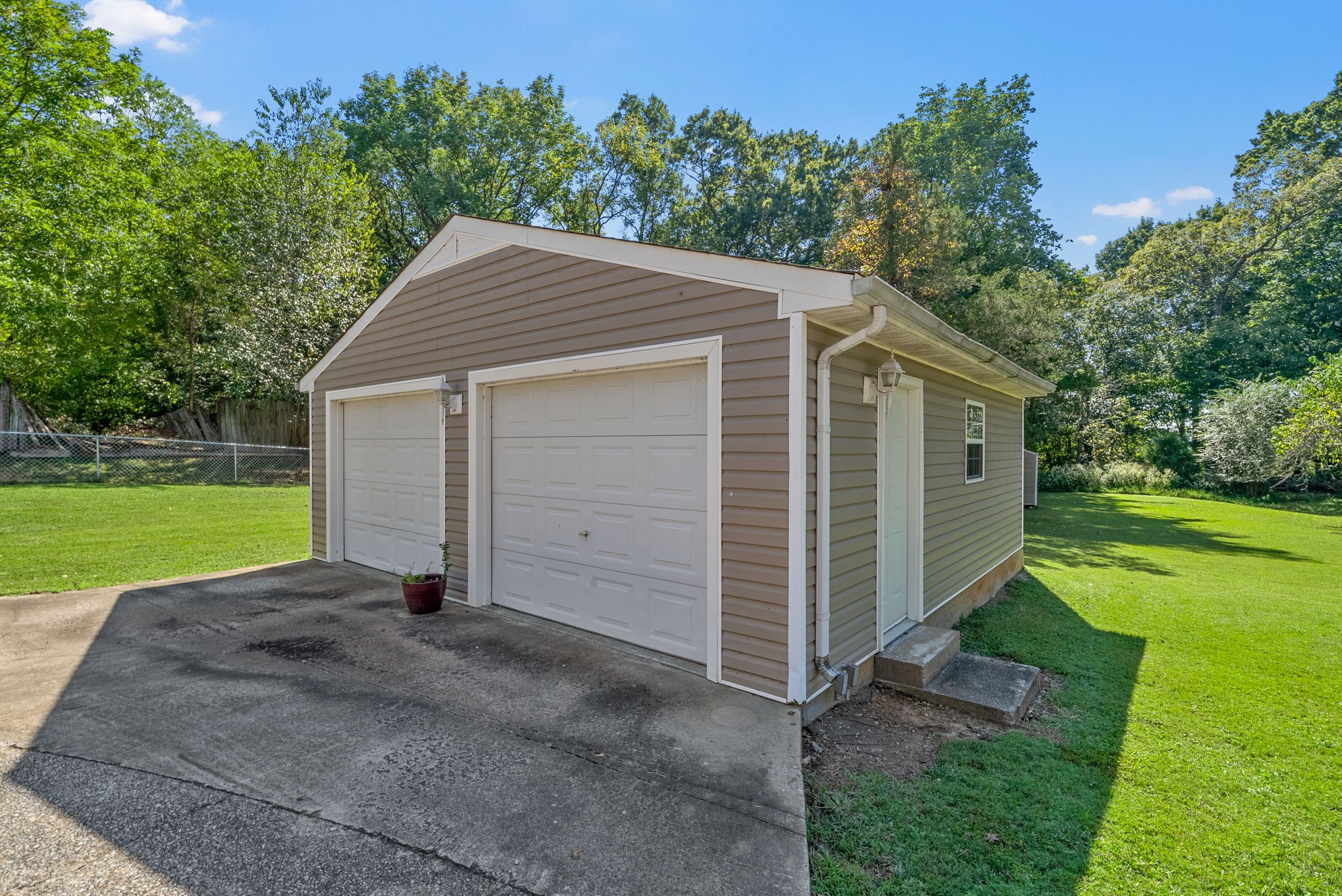 Clarksville, Tennessee 37040, United States, 3 Bedrooms Bedrooms, ,2 BathroomsBathrooms,Residential,Active,221670