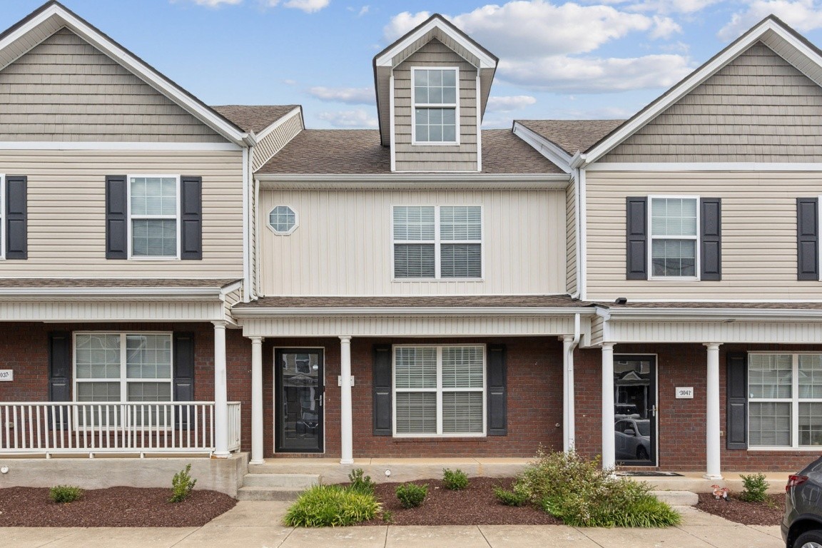 View LA VERGNE, TN 37086 townhome