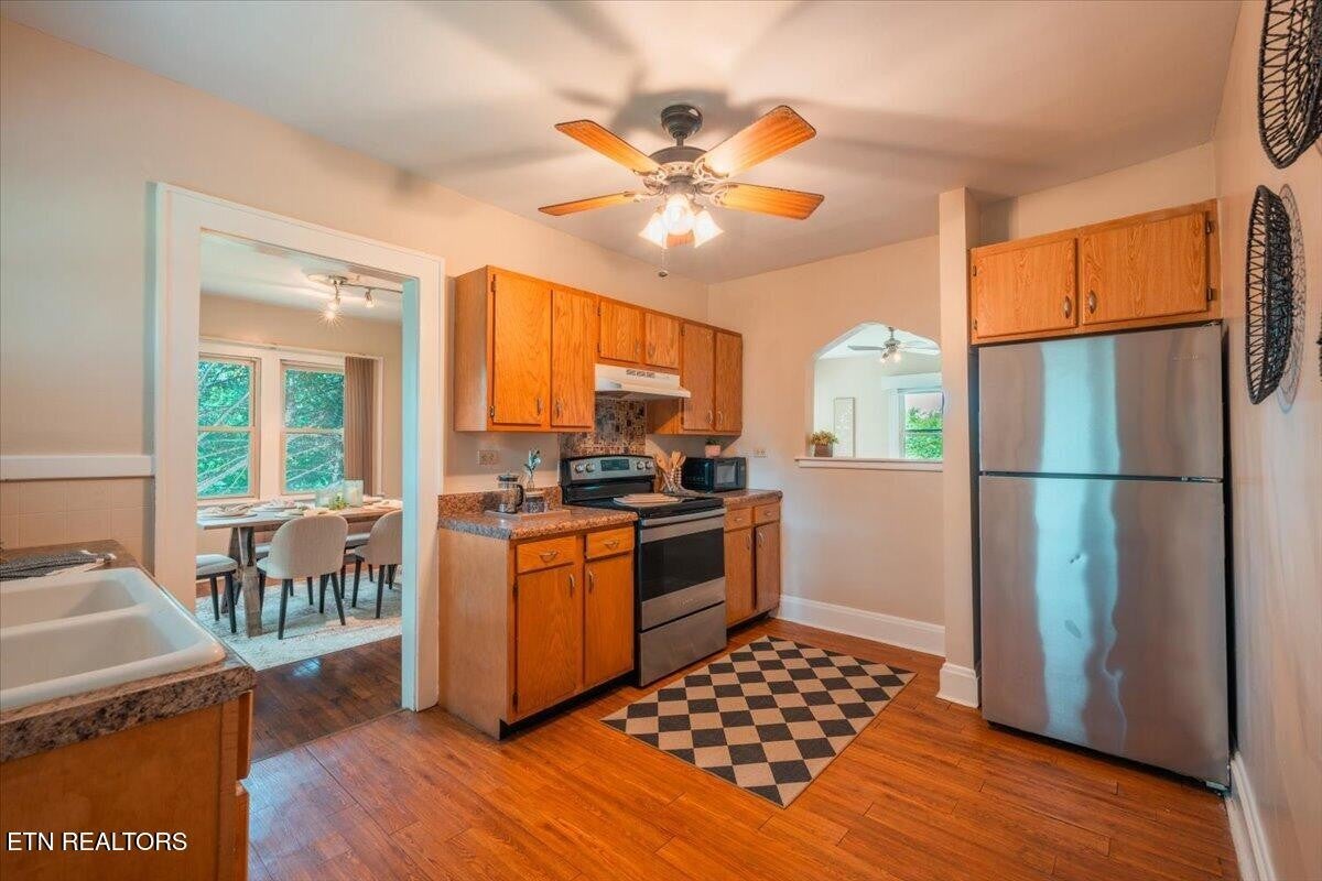 1211 Moses Ave