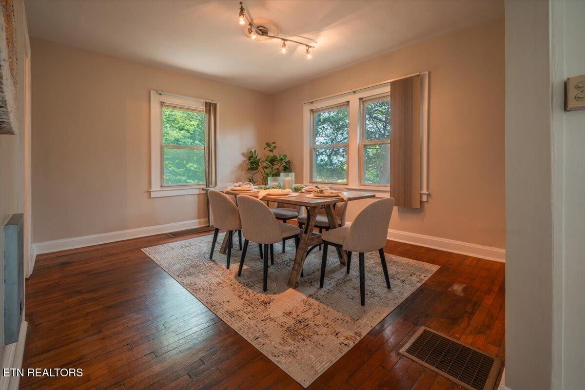 1211 Moses Ave