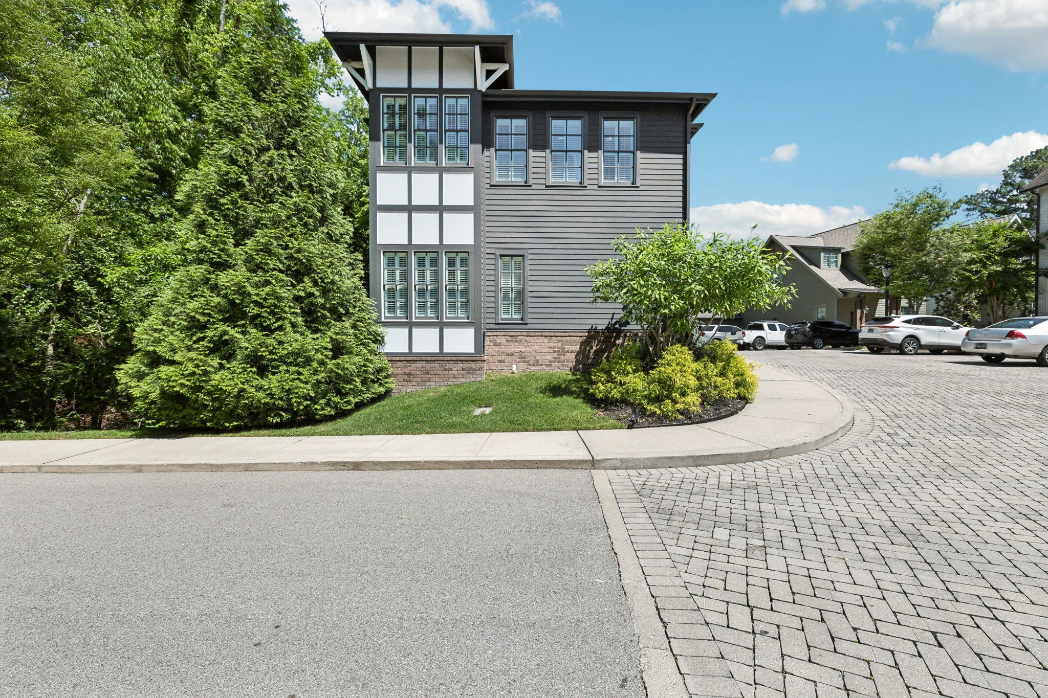 100 Cottage Ln