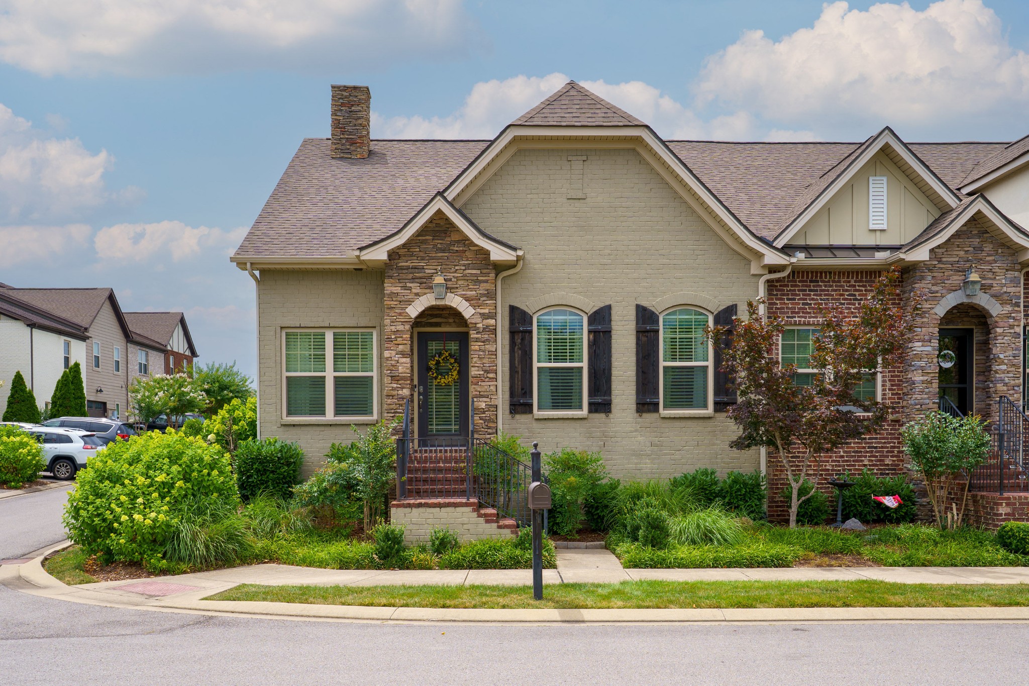 405 Carriage House Ln