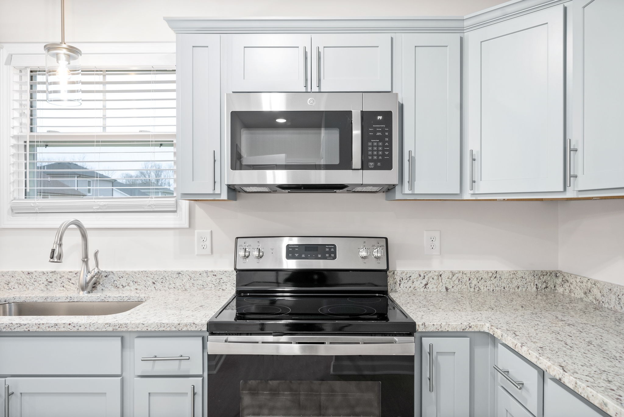 Clarksville, Tennessee 37043, United States, 3 Bedrooms Bedrooms, ,3 BathroomsBathrooms,Residential,Pending,48647