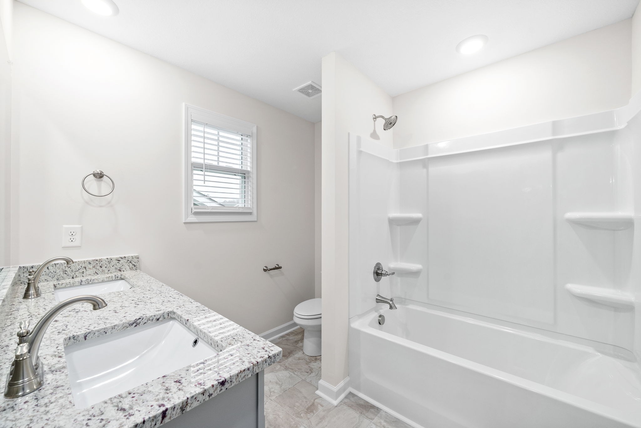 Clarksville, Tennessee 37043, United States, 3 Bedrooms Bedrooms, ,3 BathroomsBathrooms,Residential,Pending,48647