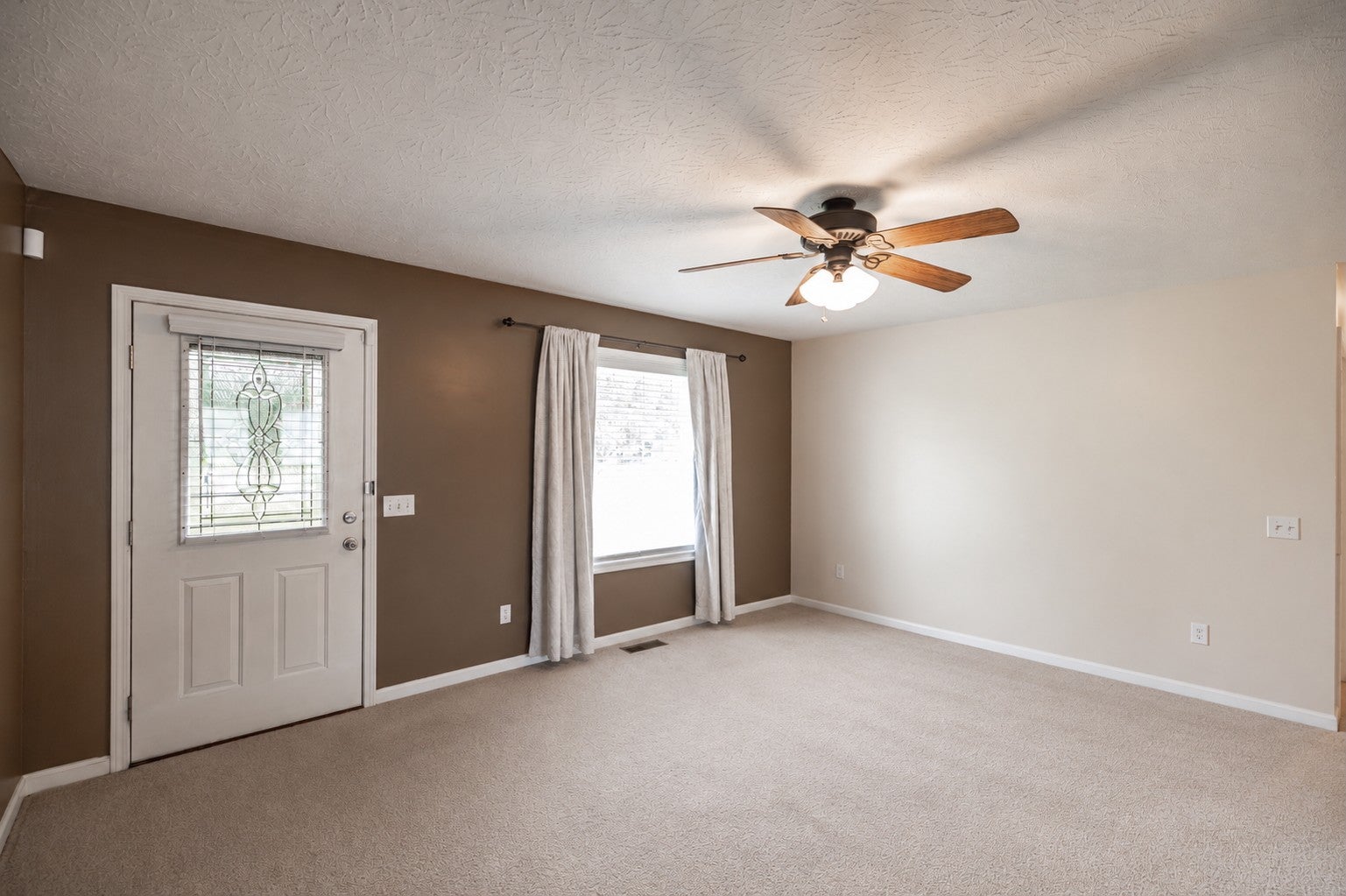 1008 E Evelyn Ct