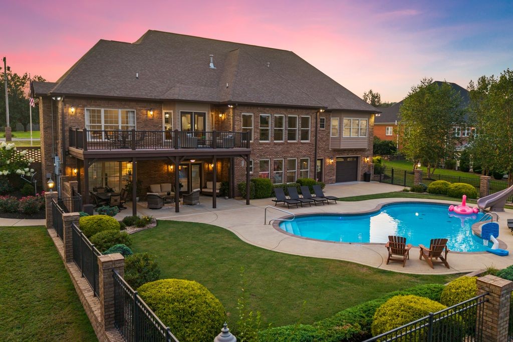 2465 Lakeshore Dr