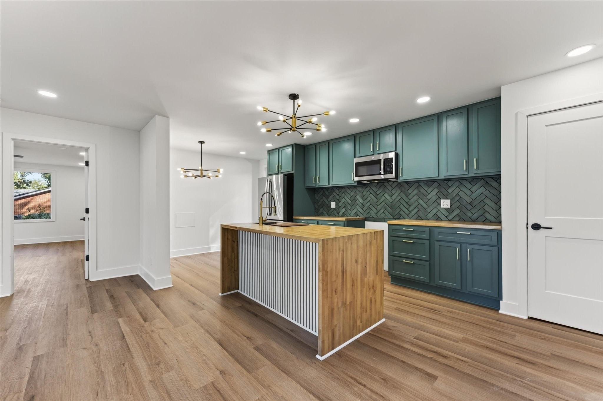 5033 Collinwood Dr
