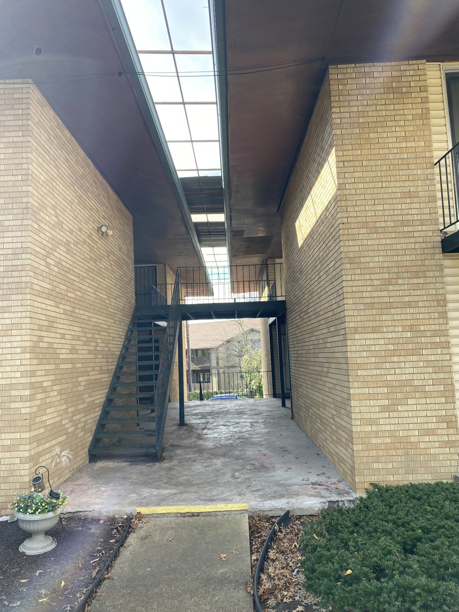 555 N DuPont Ave B39