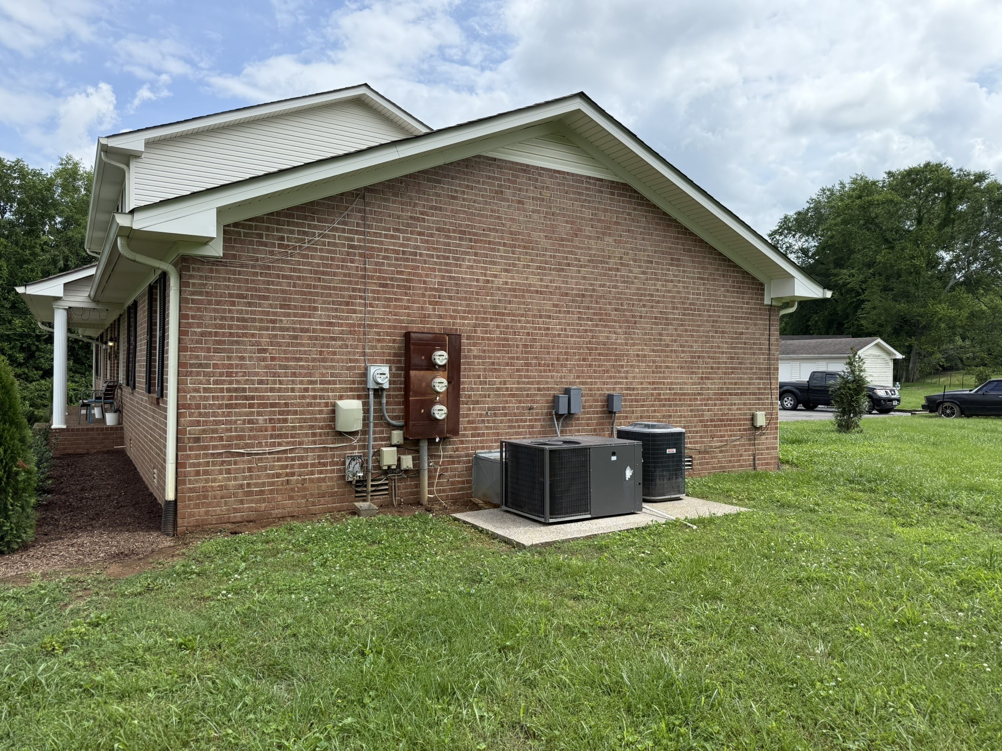 2053 W Jefferson Pike