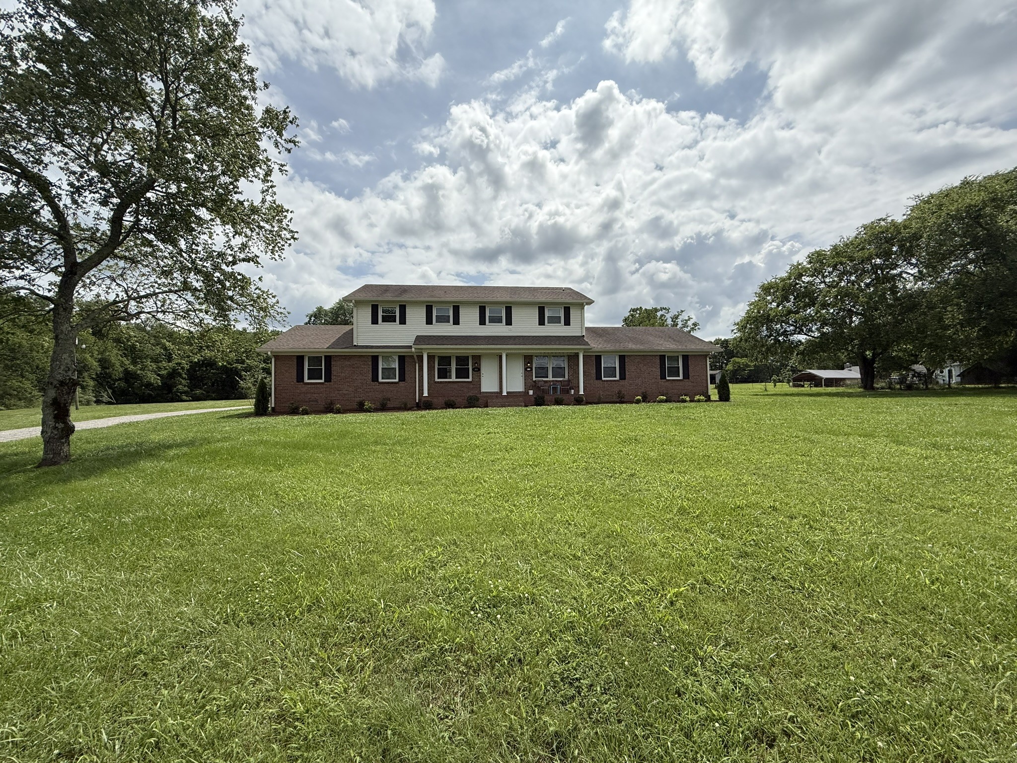 2053 W Jefferson Pike