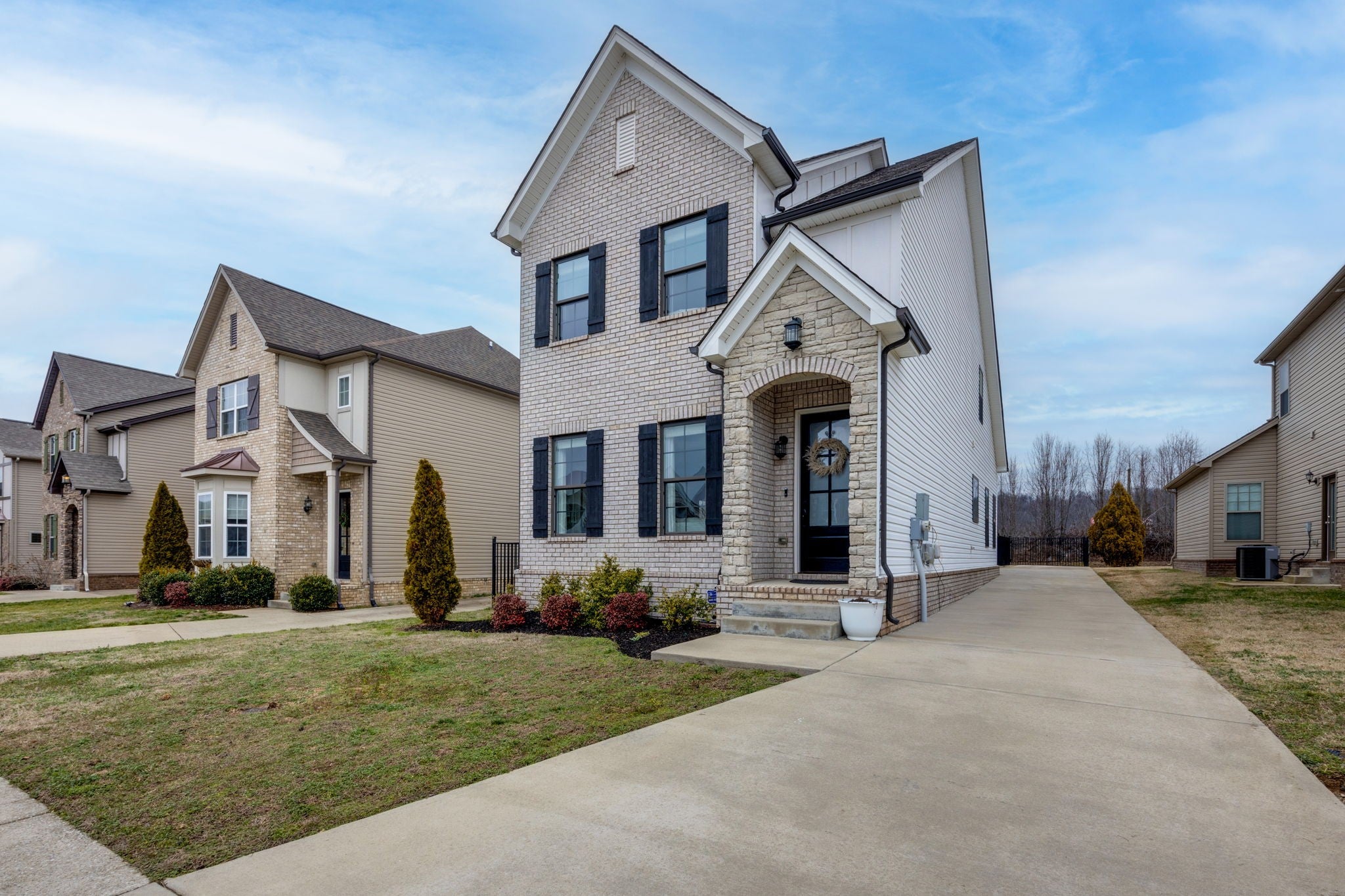 1645 Brockton Ln, Nashville TN 37221 3-bed home, photo 2 of 29