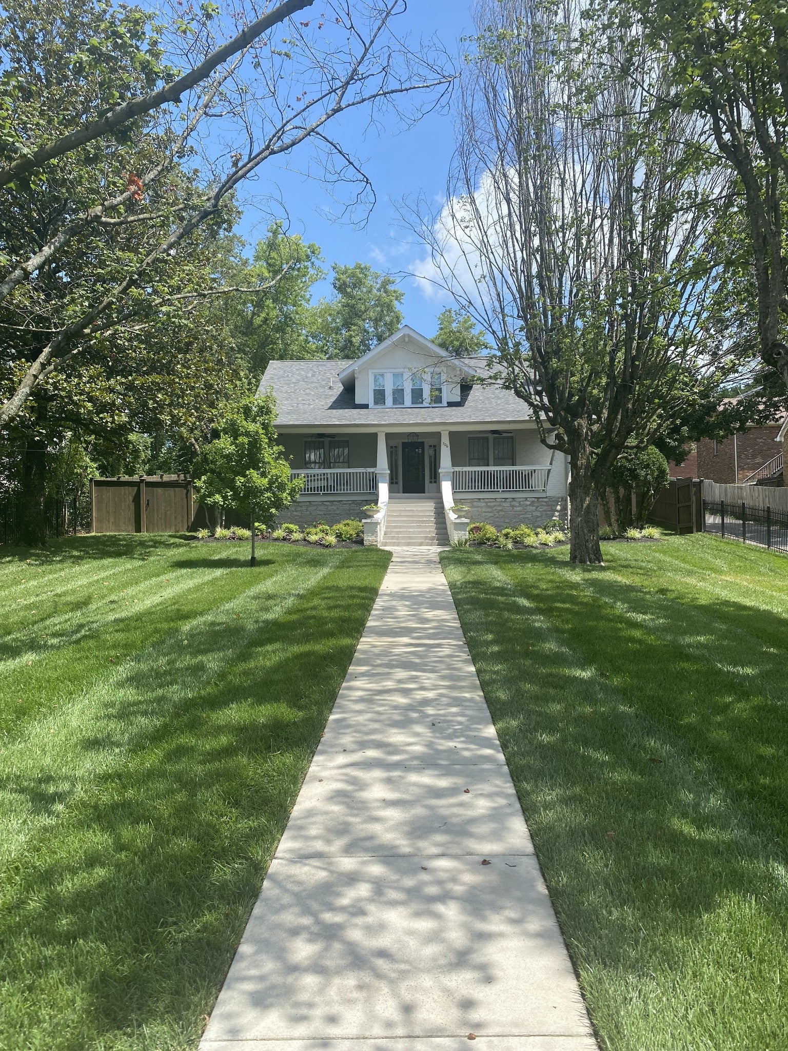 706 W 7th St