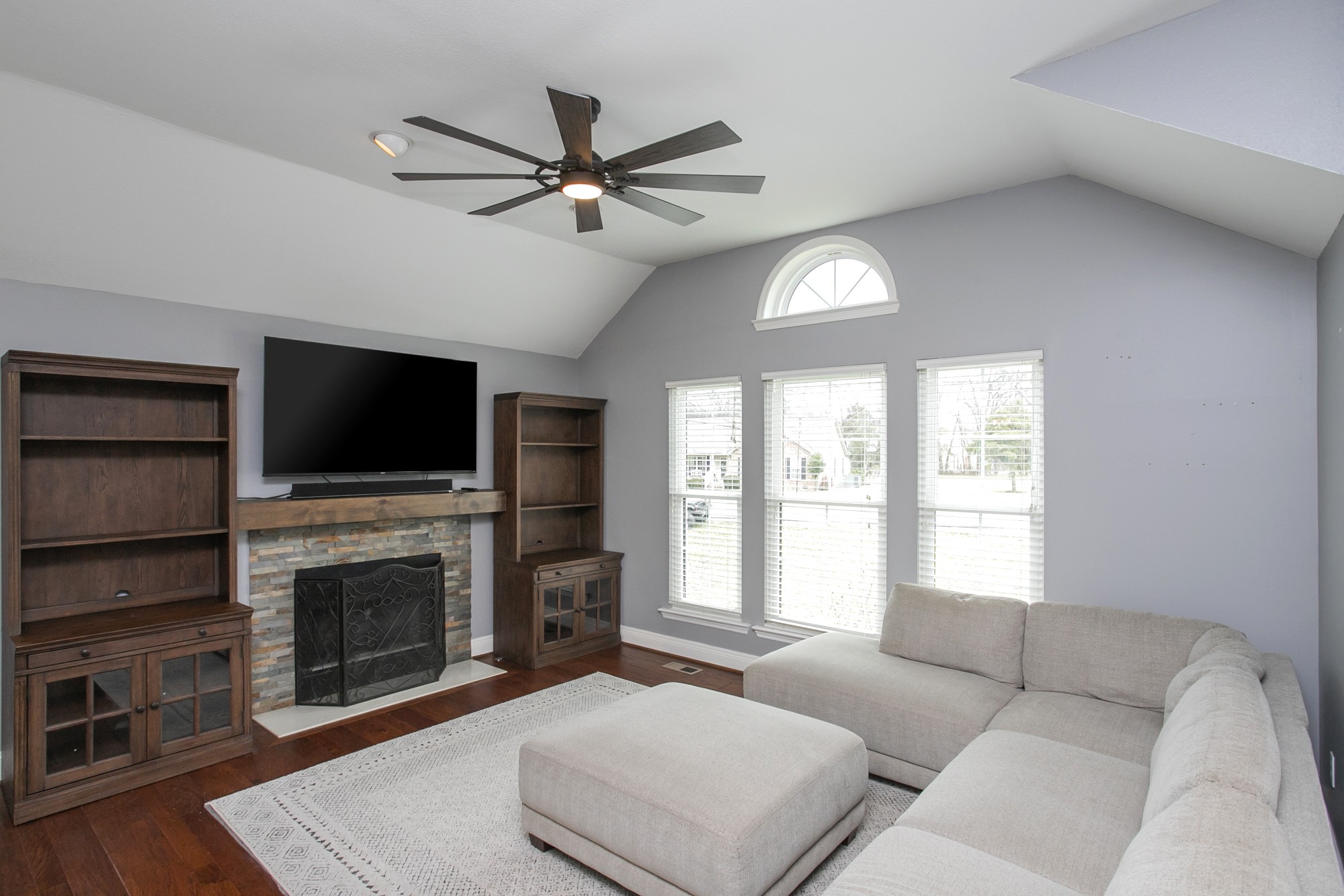656 Bluff View Dr