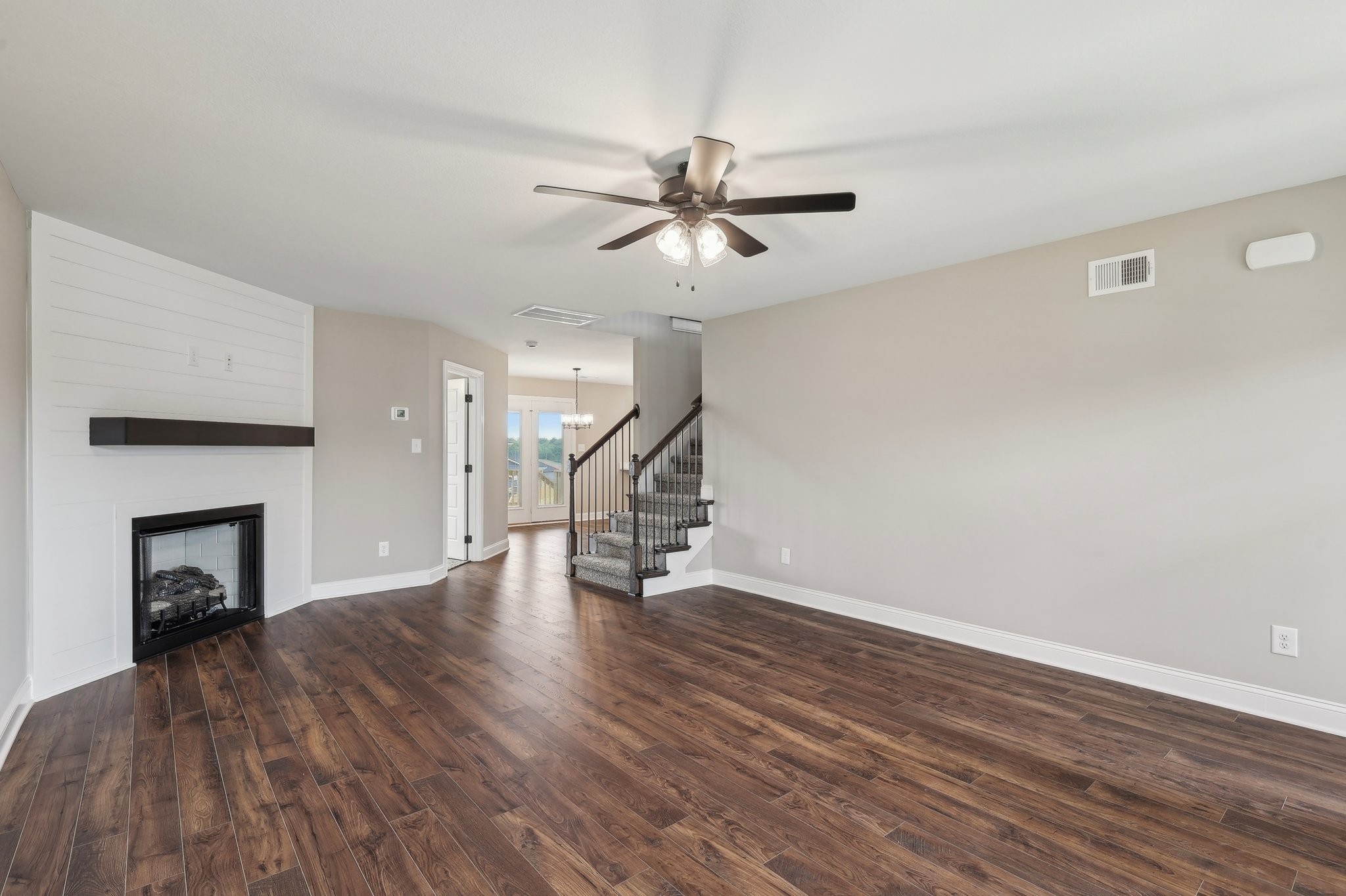 Clarksville, Tennessee 37040, United States, 5 Bedrooms Bedrooms, ,3 BathroomsBathrooms,Residential,Active,223124