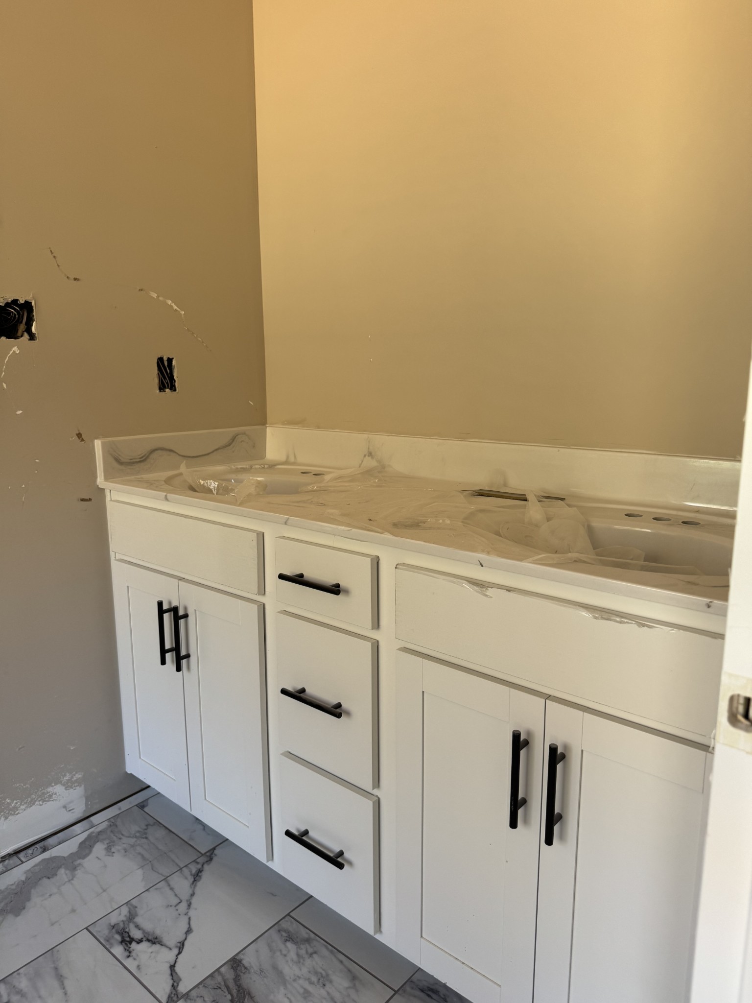 Clarksville, Tennessee 37040, United States, 5 Bedrooms Bedrooms, ,3 BathroomsBathrooms,Residential,Active,223124