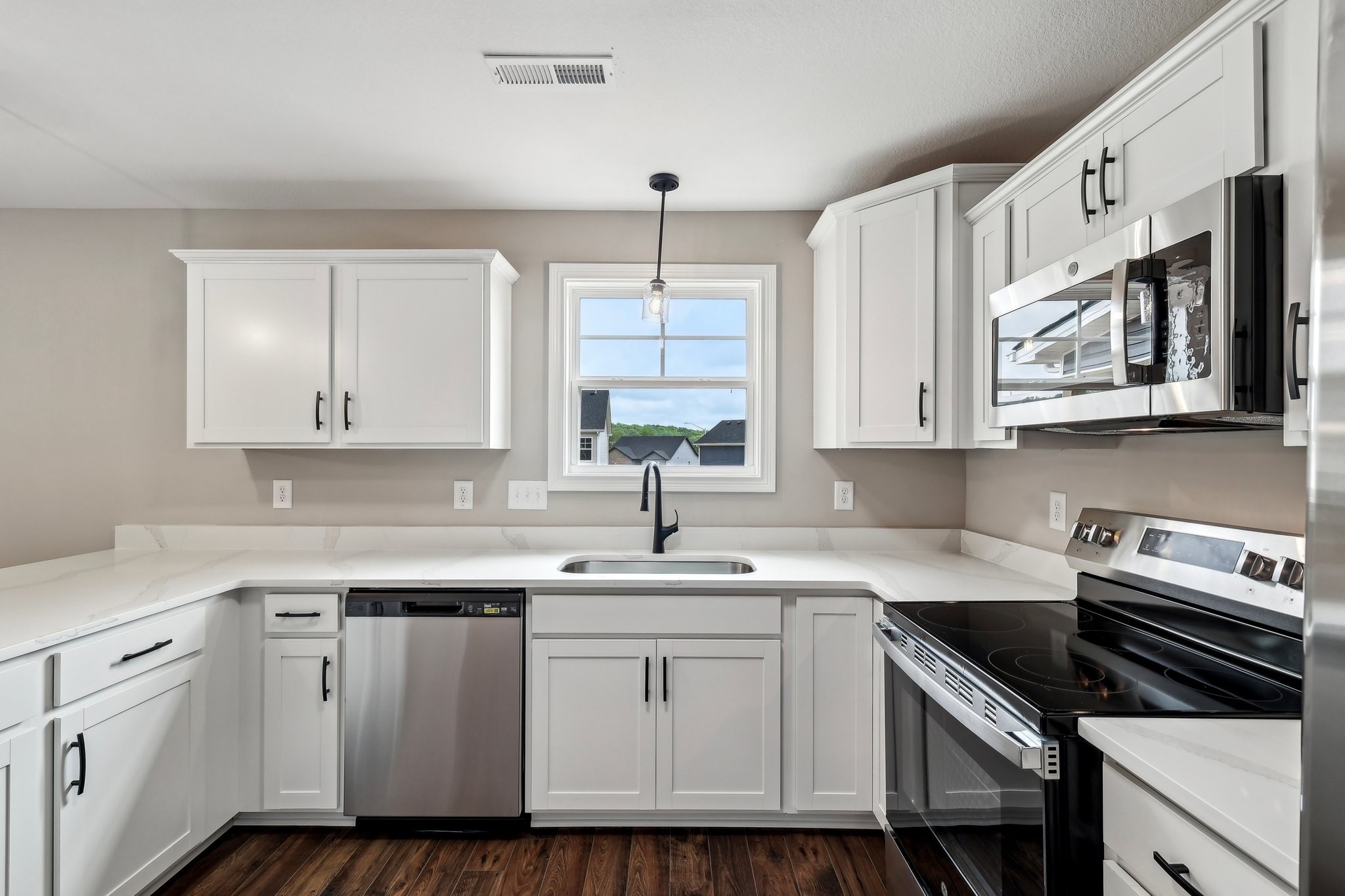 Clarksville, Tennessee 37040, United States, 5 Bedrooms Bedrooms, ,3 BathroomsBathrooms,Residential,Active,223124