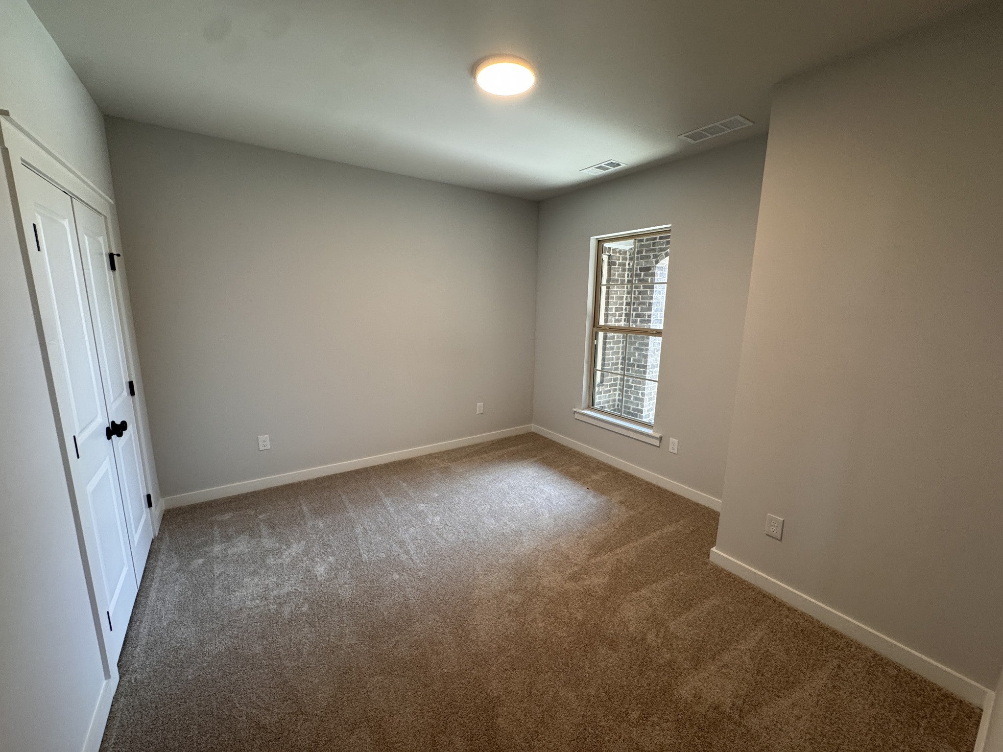 561 W Foxrun