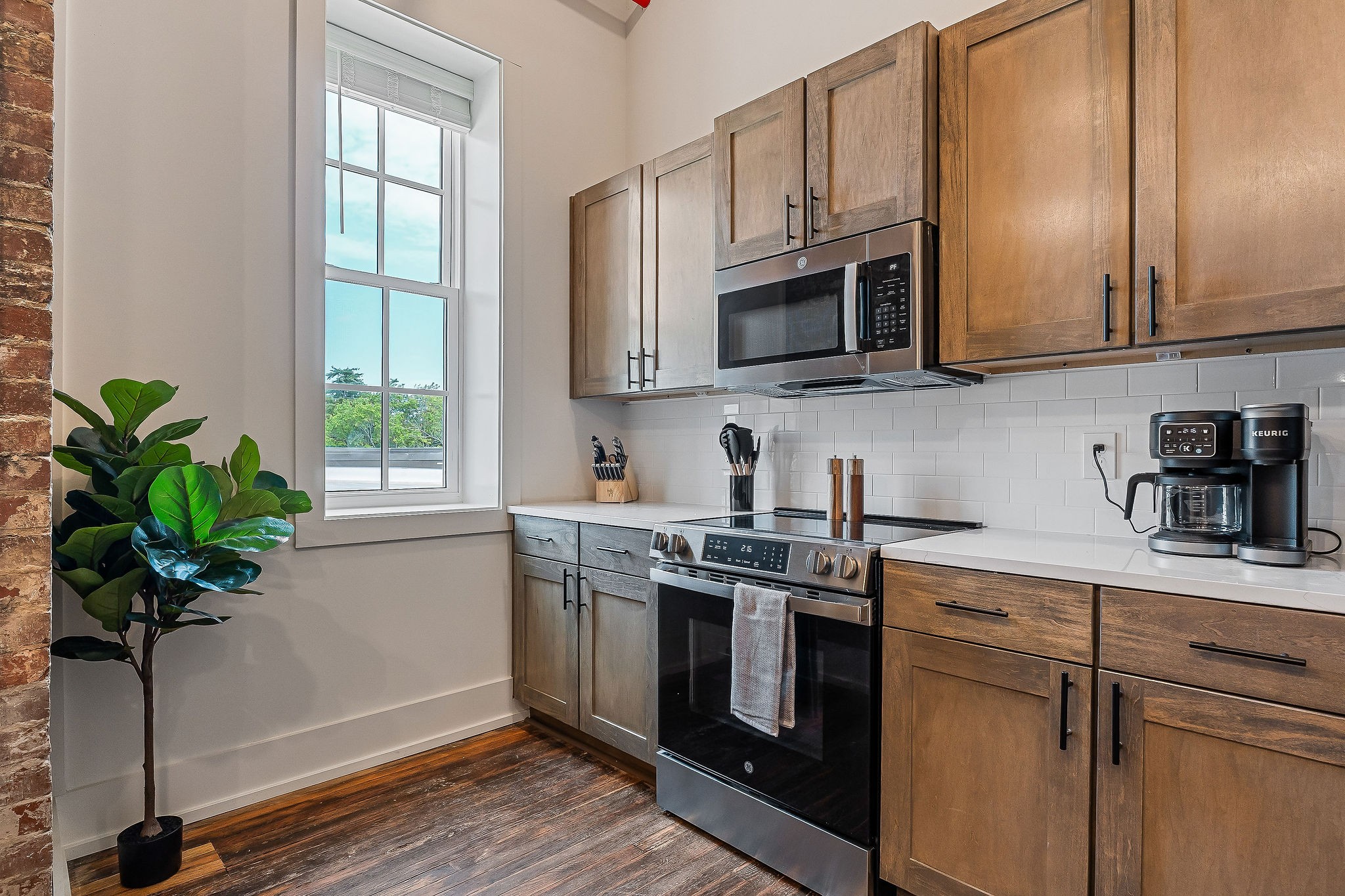 211 W Colville St 402