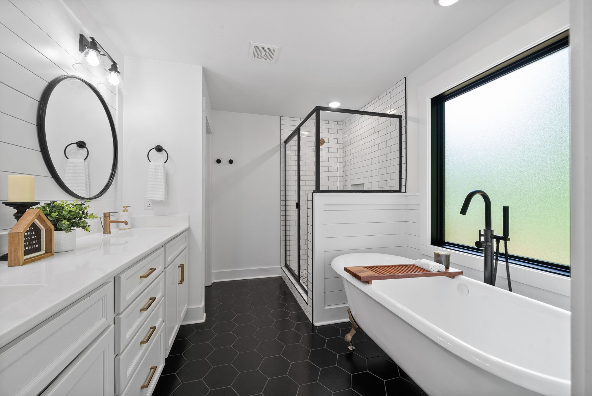 Clarksville, Tennessee 37043, United States, 4 Bedrooms Bedrooms, ,3 BathroomsBathrooms,Residential,Active,196577