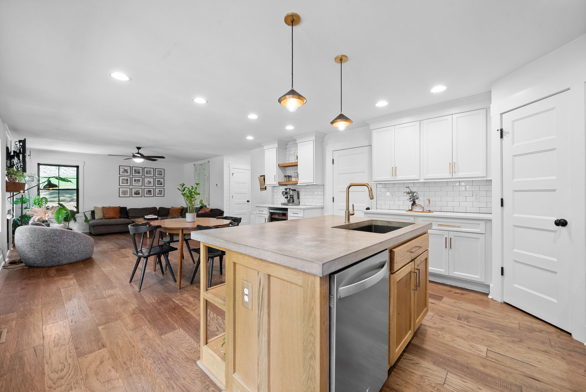 Clarksville, Tennessee 37043, United States, 4 Bedrooms Bedrooms, ,3 BathroomsBathrooms,Residential,Active,196577