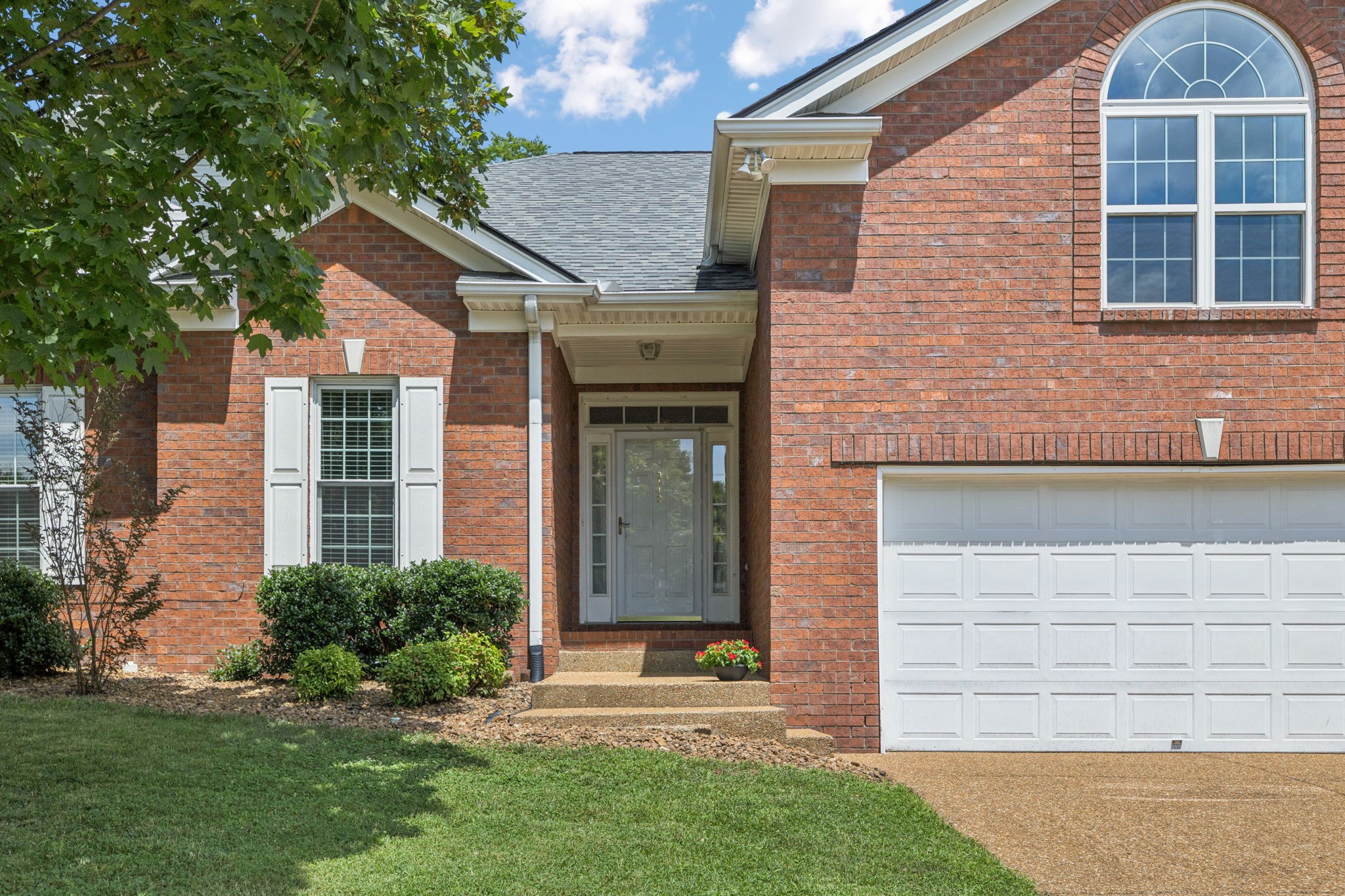2112 Golden Oak Ln