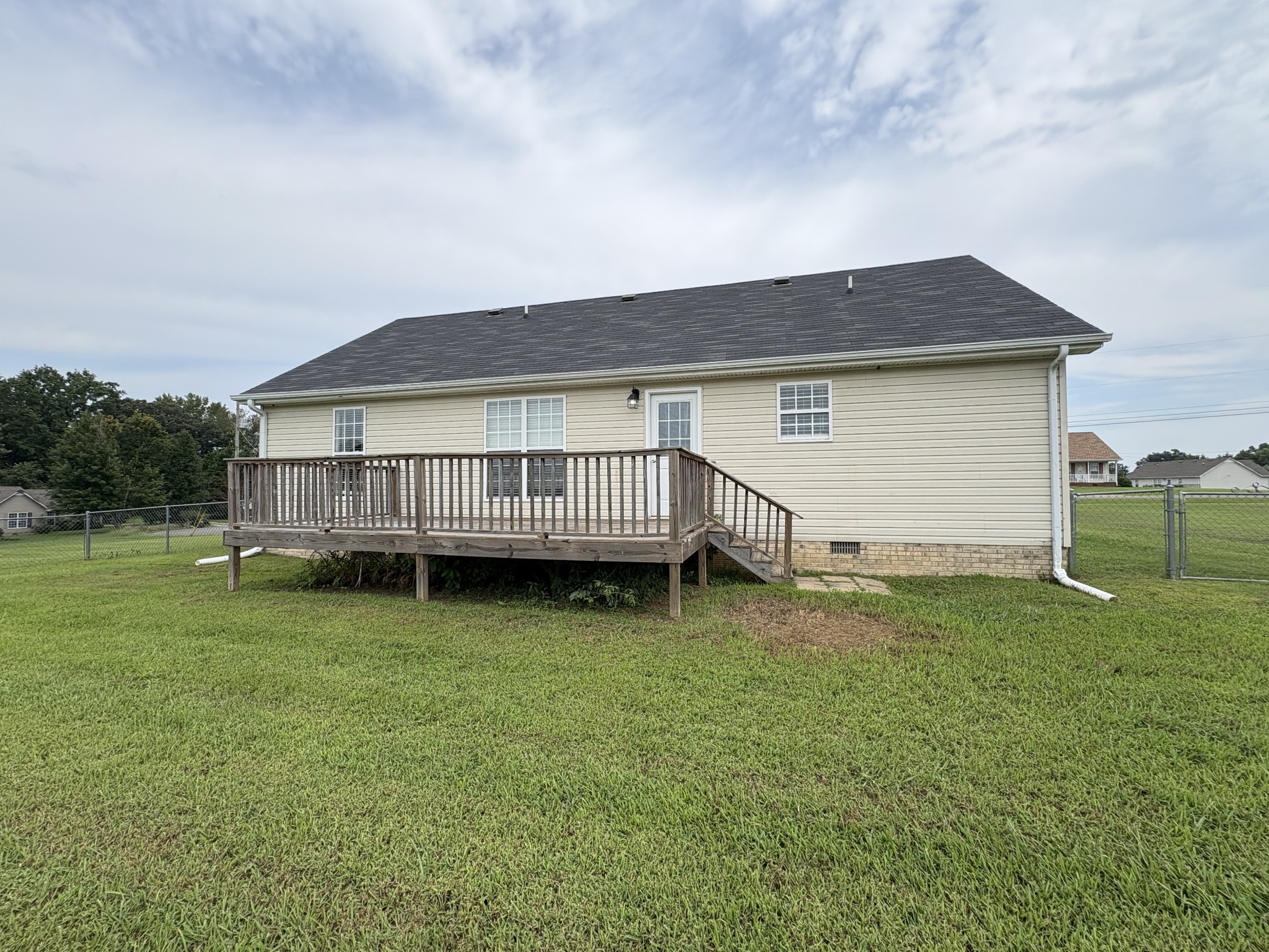 8 Meadowbrook Dr