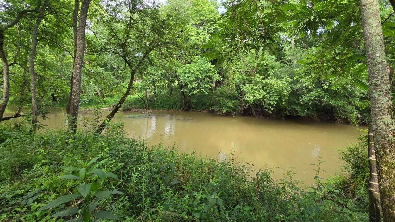 123 River Ridge Dr
