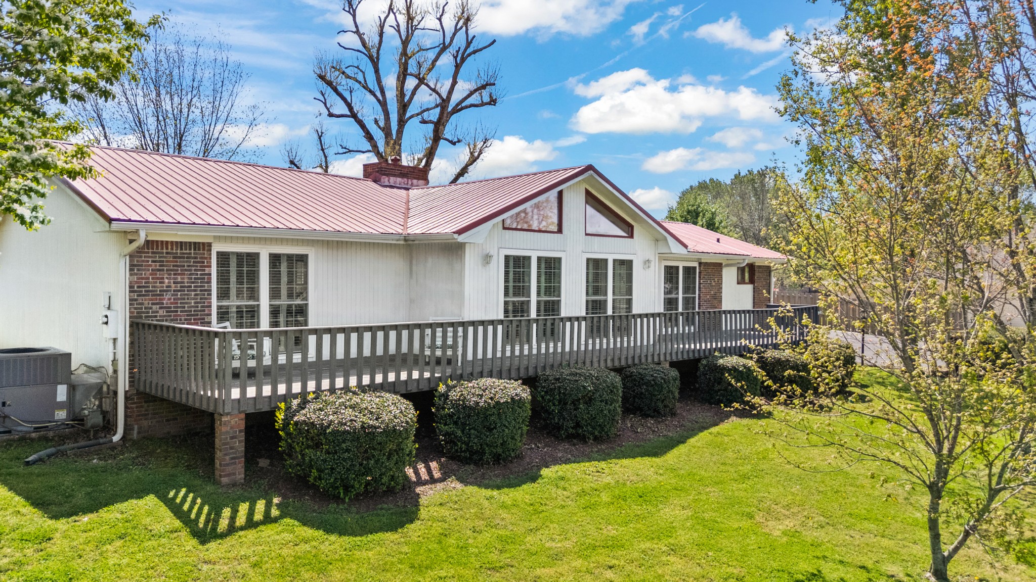 910 Greenview Dr