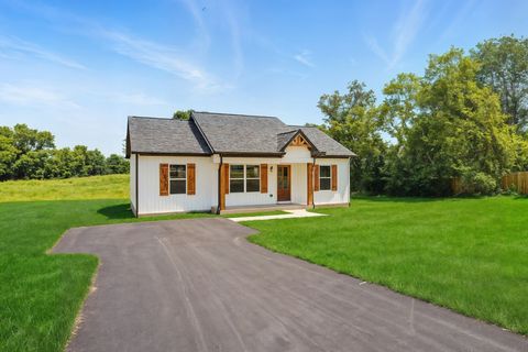 1015 Landing Lane Adams TN 37010