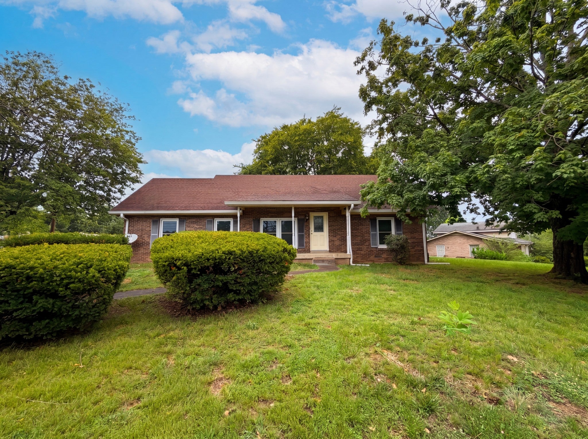 4-bed home for sale in Nashville, TN 37217, 2536 Edge O Lake Dr 2536 Edge O Lake Dr, Nashville TN 37217 4-bed home, photo 2 of 16