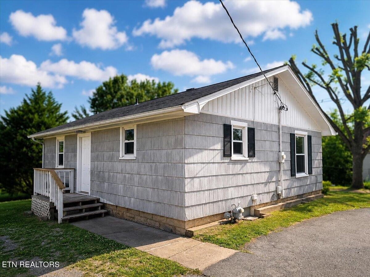 901 Mayes Ave