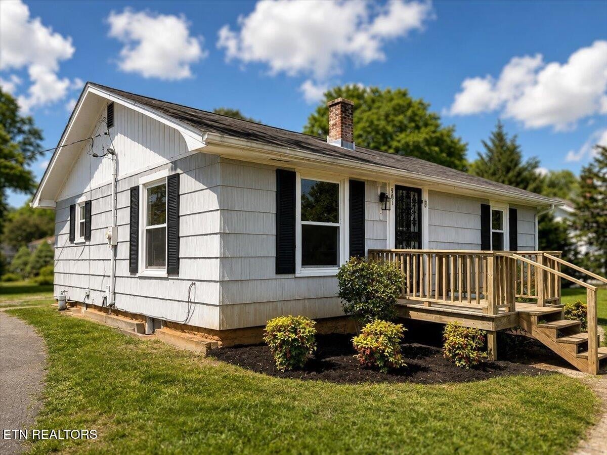 901 Mayes Ave
