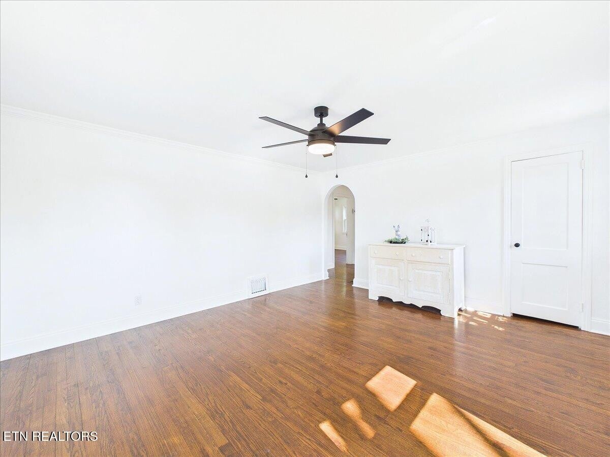 901 Mayes Ave