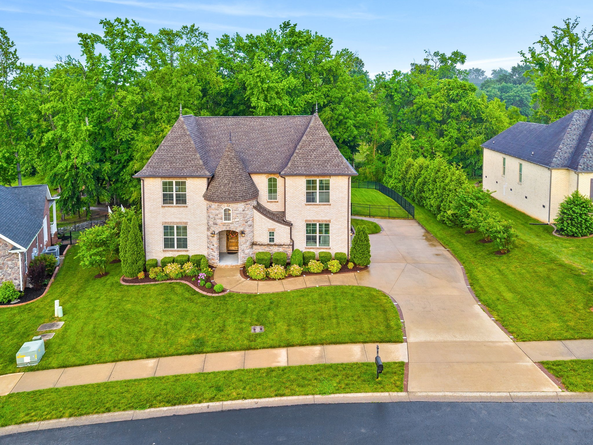 Clarksville, Tennessee 37043, United States, 5 Bedrooms Bedrooms, ,4 BathroomsBathrooms,Residential,Active,205447