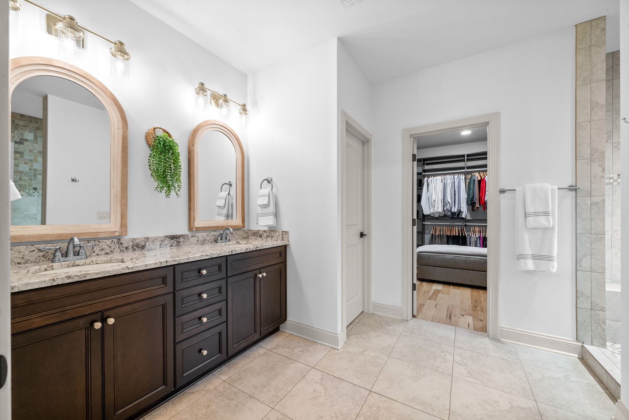 Clarksville, Tennessee 37043, United States, 5 Bedrooms Bedrooms, ,4 BathroomsBathrooms,Residential,Active,205447