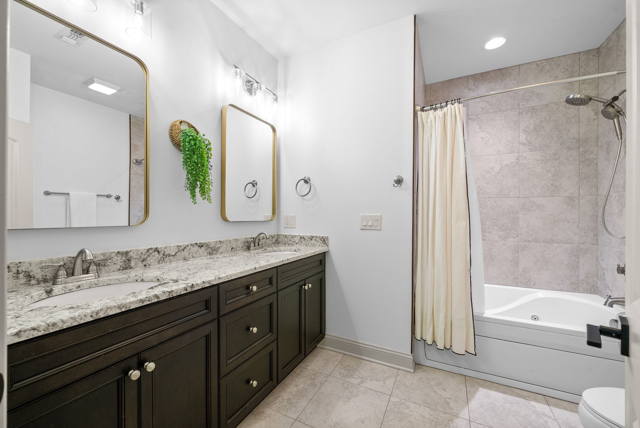 Clarksville, Tennessee 37043, United States, 5 Bedrooms Bedrooms, ,4 BathroomsBathrooms,Residential,Active,205447