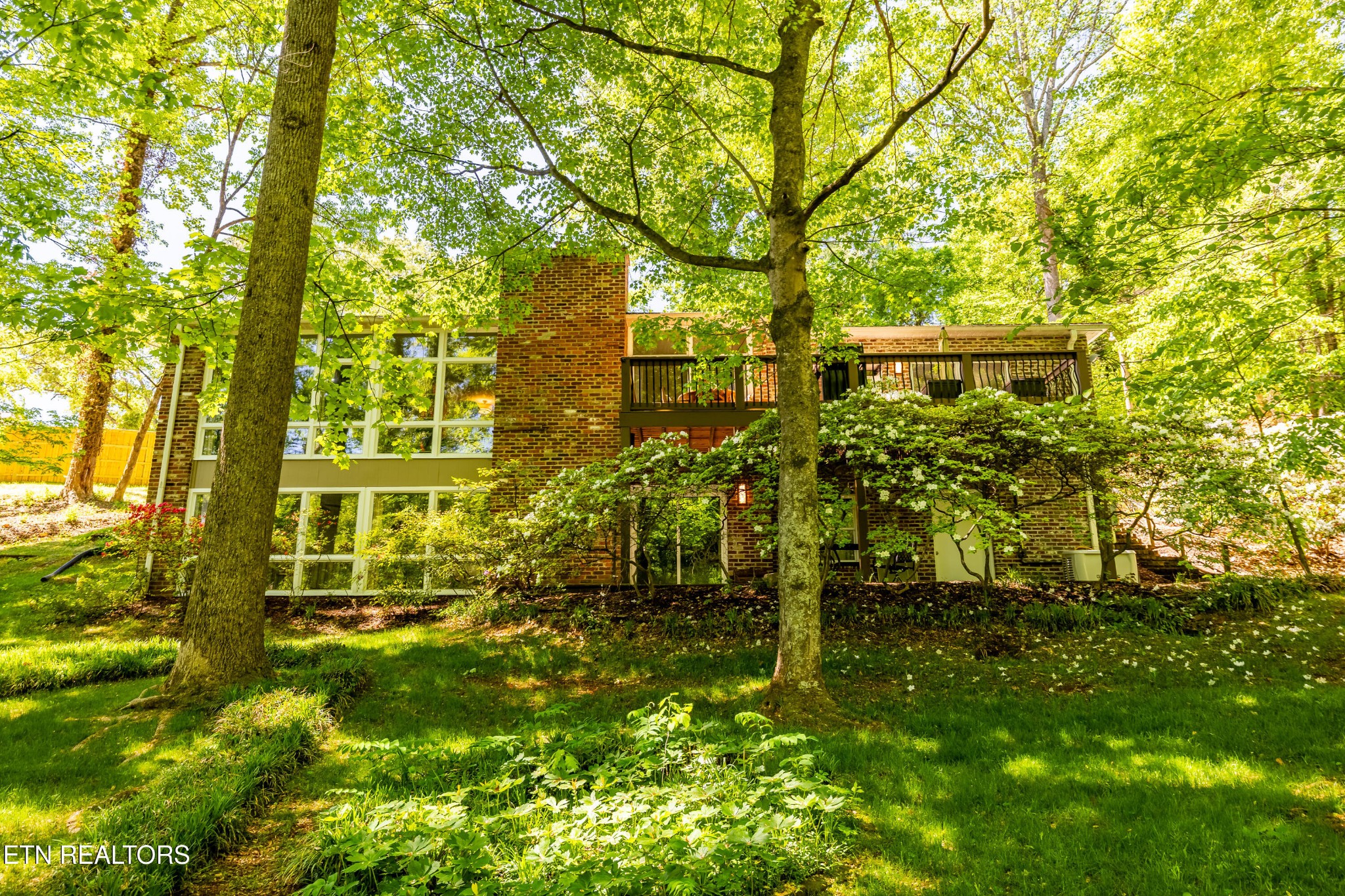 Photo 1 of 36 — 2513 SW Lakemoor Drive, Knoxville, TN 37920