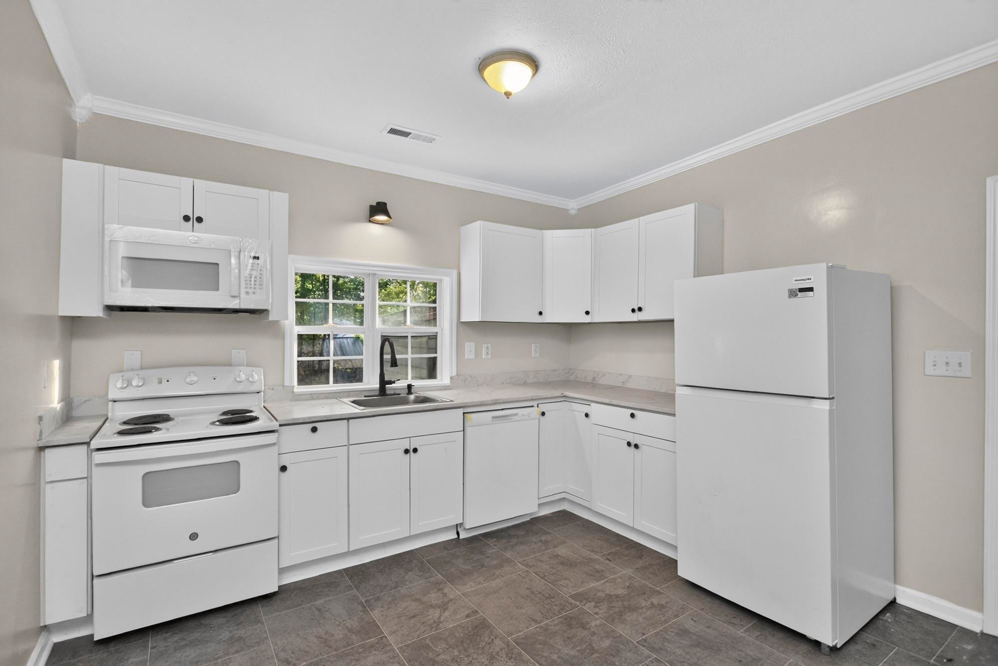 329 W 14th St