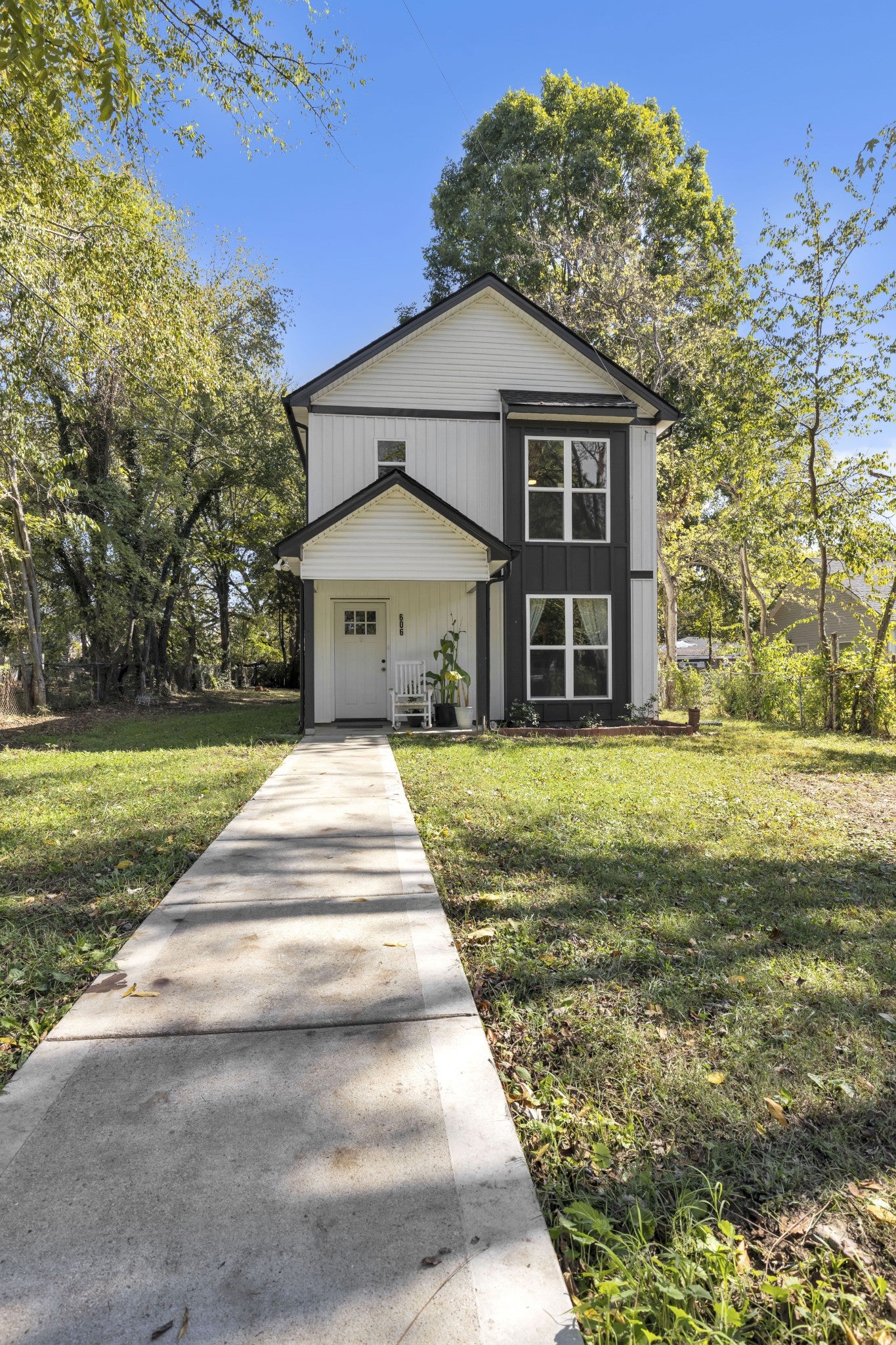 606 Smith St