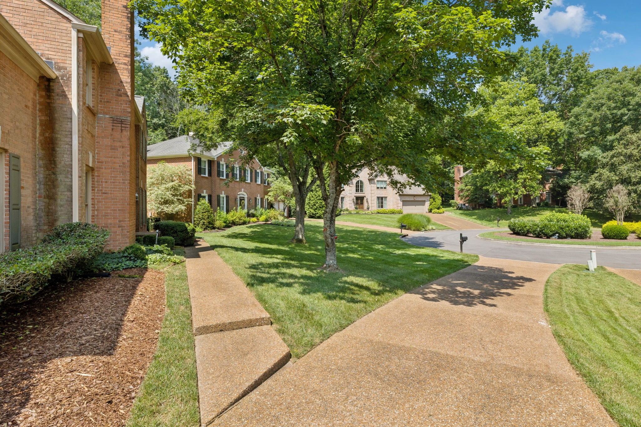 712 Roxburgh Cv