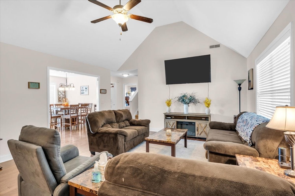 1233 Crescent Ridge Dr