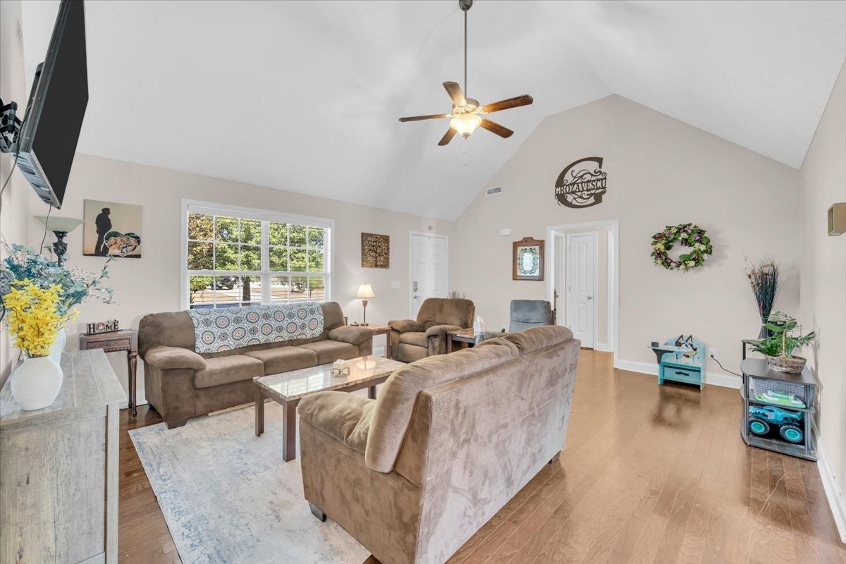 1233 Crescent Ridge Dr