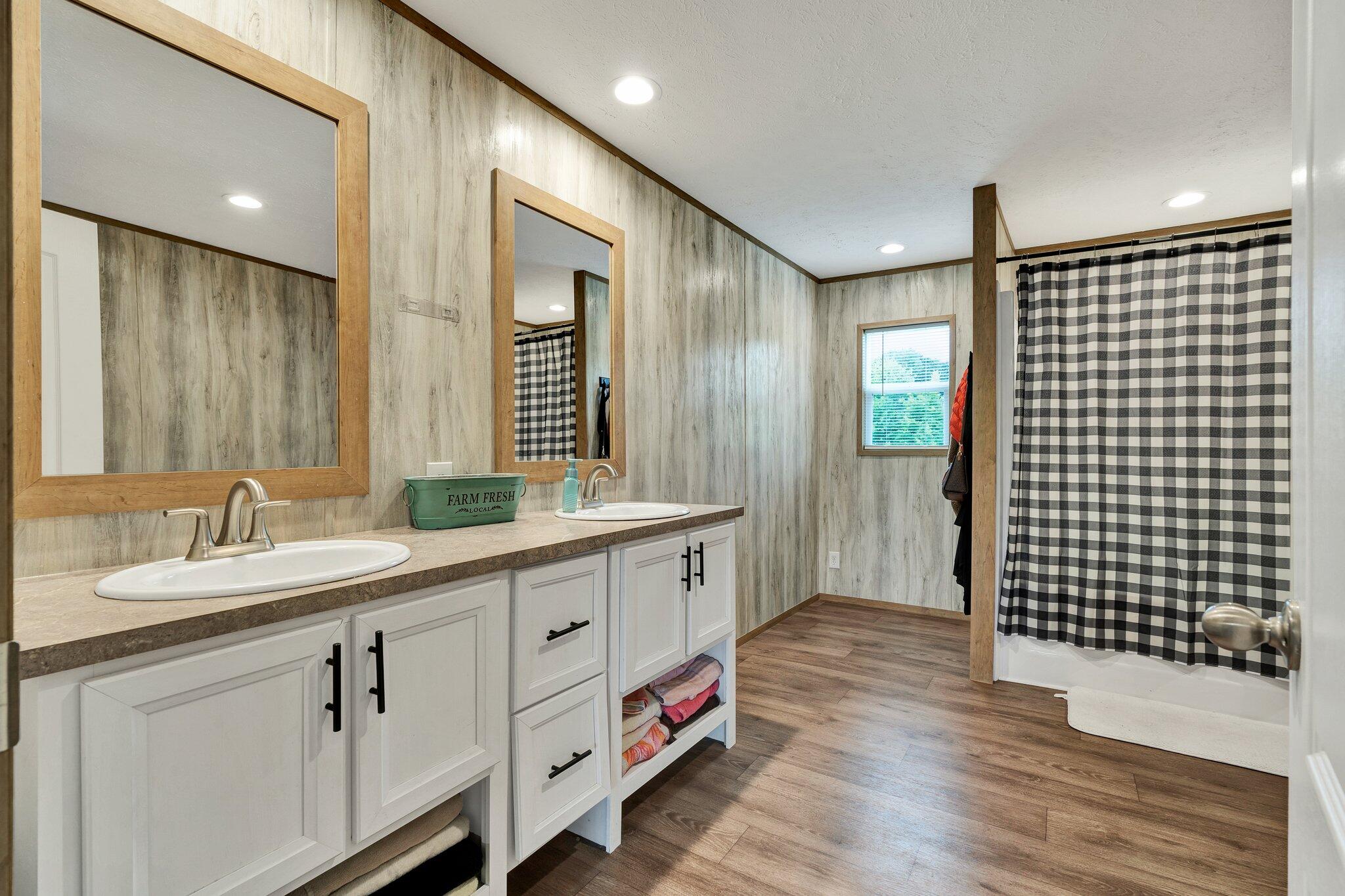 Sweetwater, Tennessee 37874, United States, 4 Bedrooms Bedrooms, ,2 BathroomsBathrooms,Residential,Active,228684