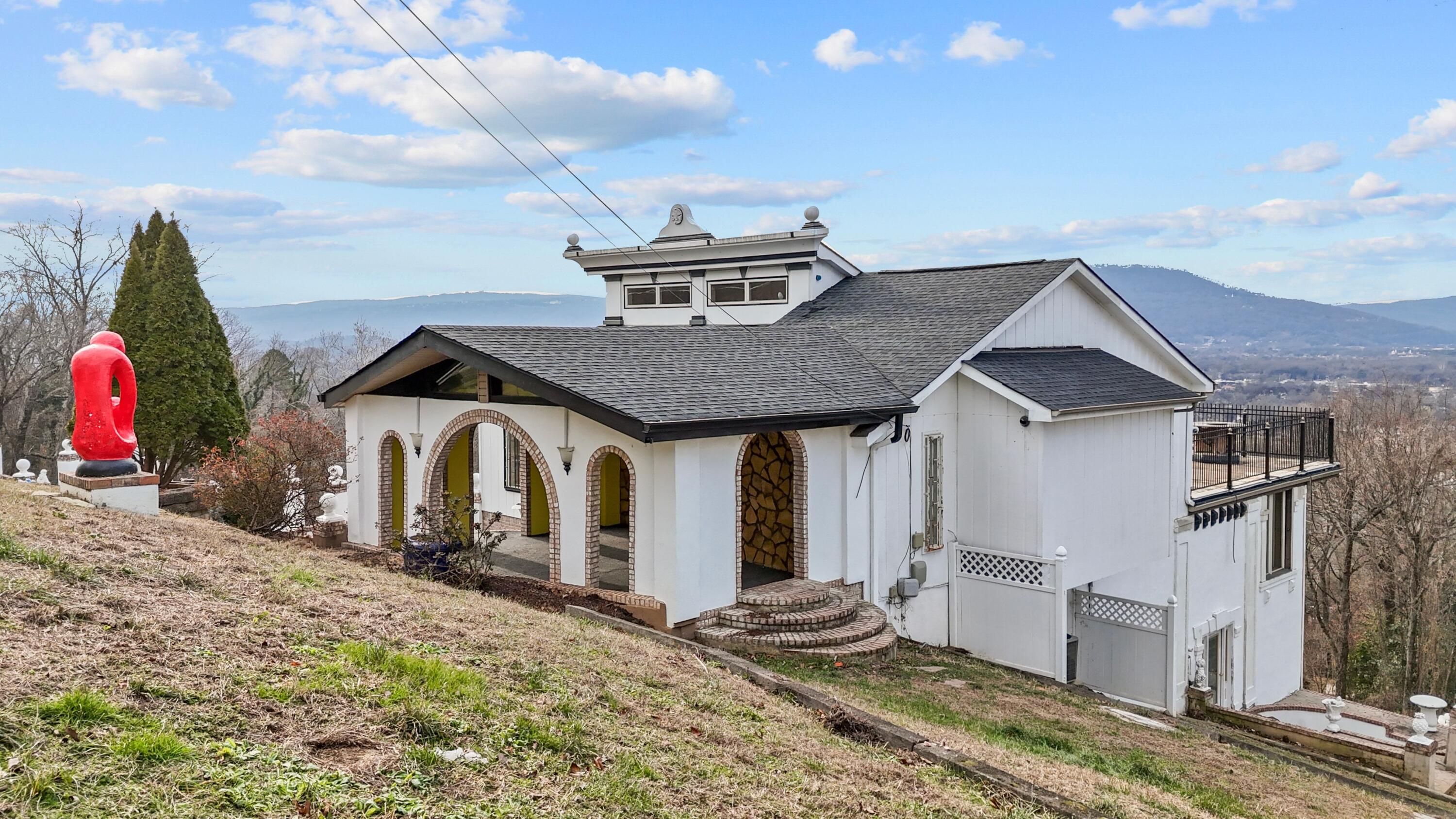 551 W Shadowlawn Drive