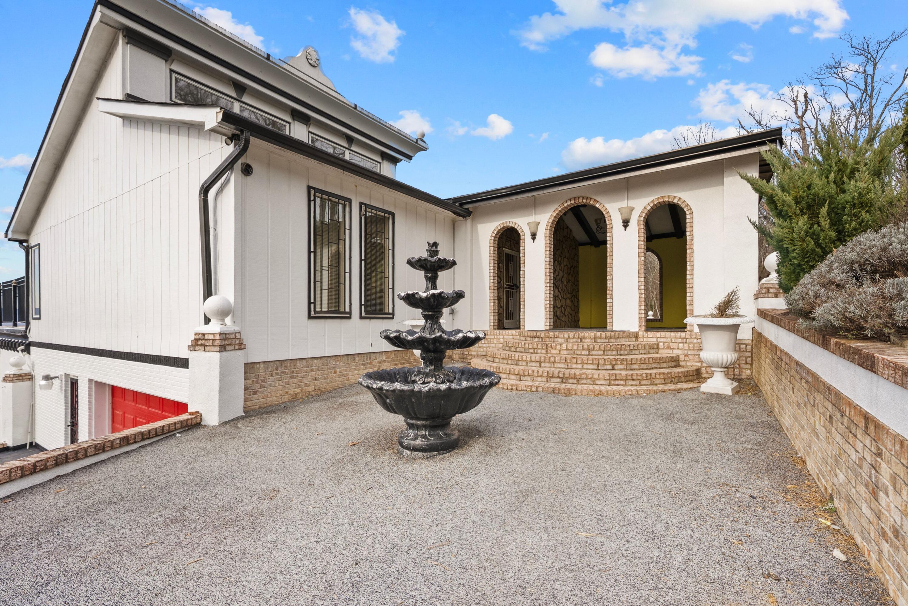 551 W Shadowlawn Drive