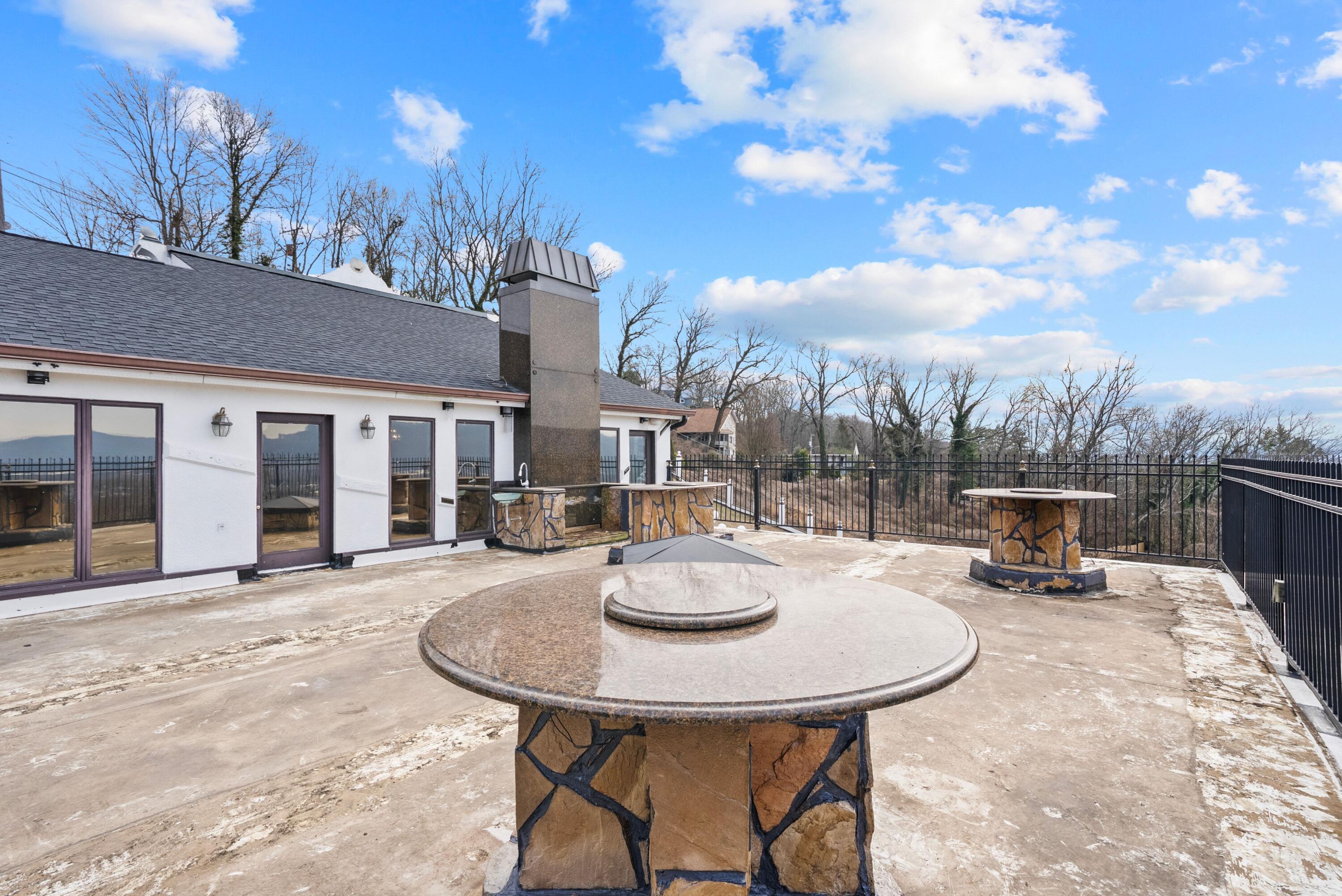 551 W Shadowlawn Drive