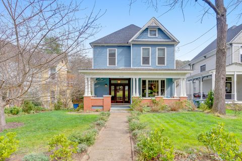 Photo of 4118 Saint Elmo Avenue, Chattanooga, TN 37409 (MLS # 1530170)